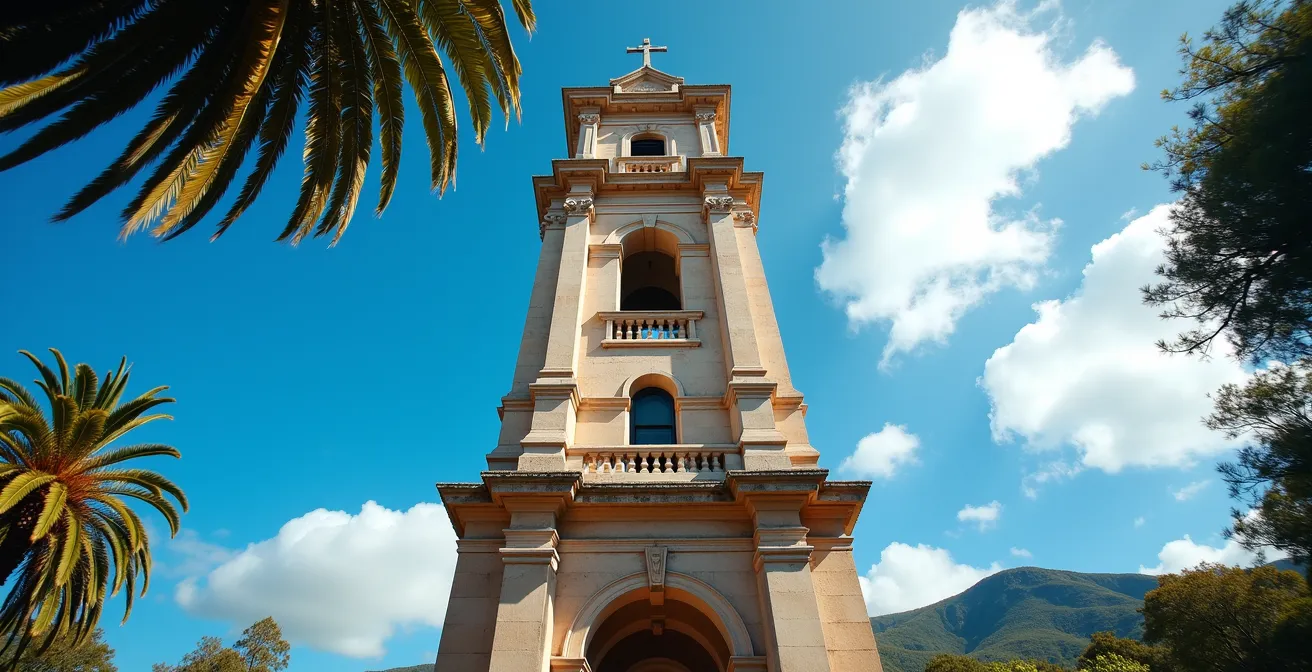 Tour de l'horloge de Victoria photographiée du sol avec perspective dramatique et ciel tropical